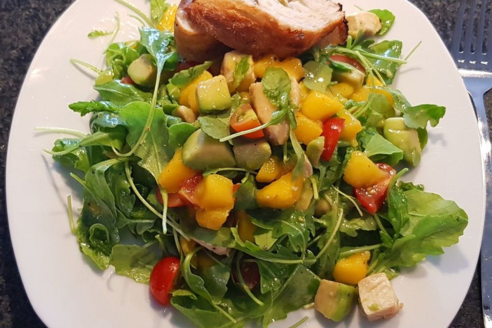 Mango-Avocado-Salat mit Hühnerstreifen, Rucola und Tomaten