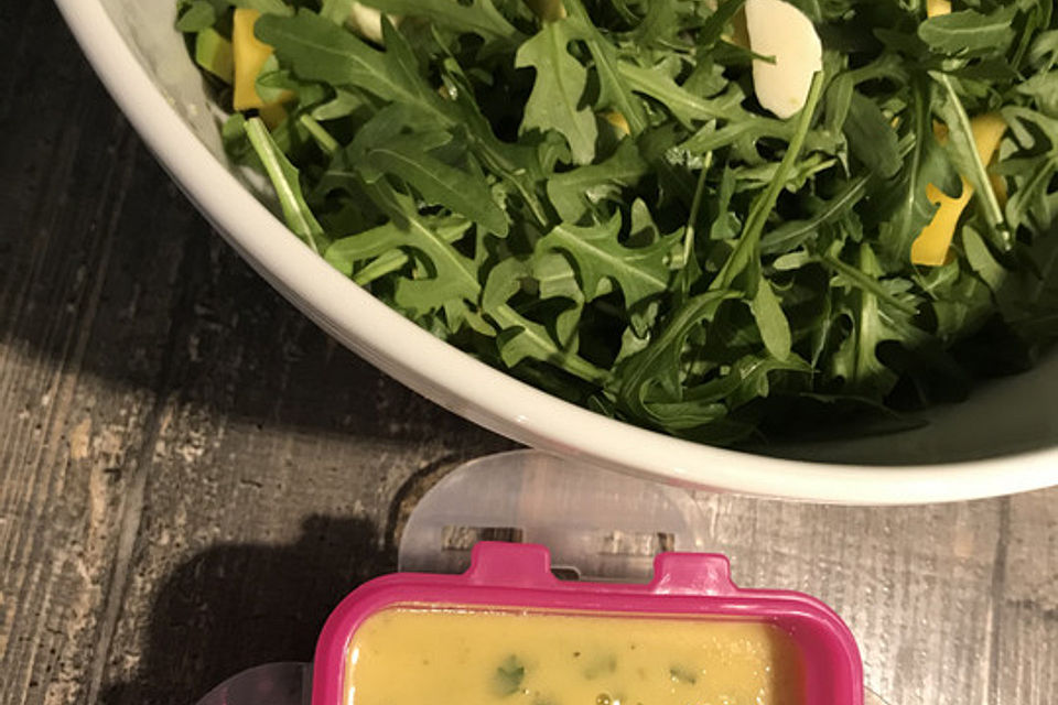 Mango-Avocado-Salat mit Hühnerstreifen, Rucola und Tomaten