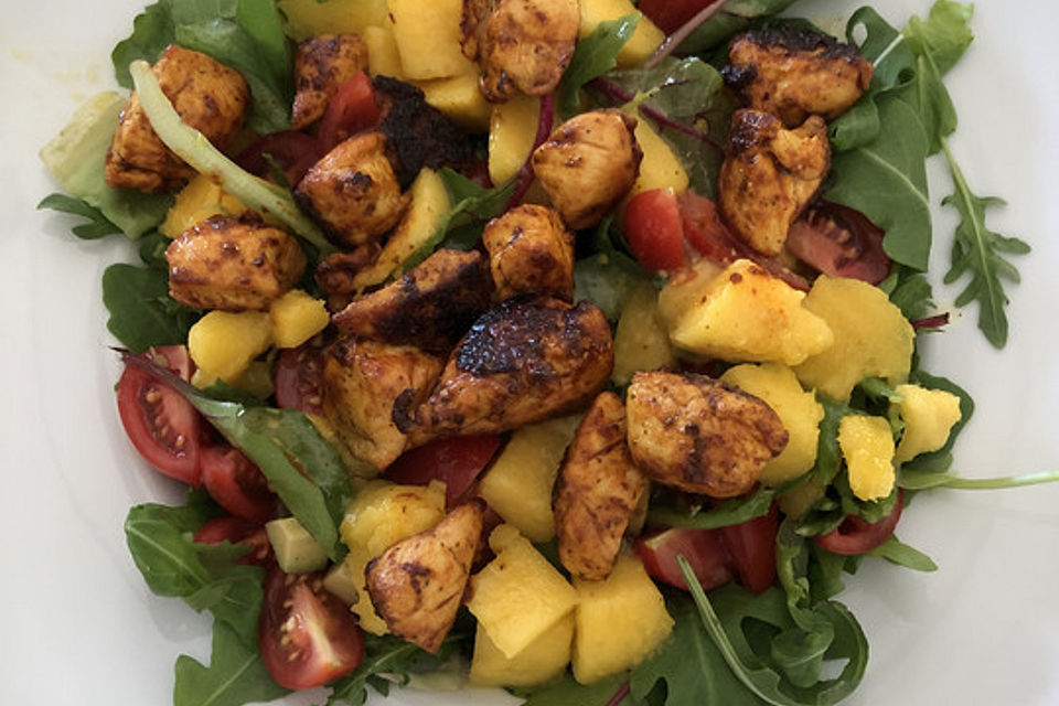 Mango-Avocado-Salat mit Hühnerstreifen, Rucola und Tomaten