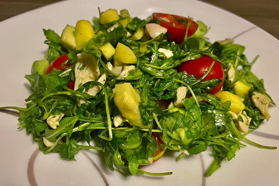 Mango-Avocado-Salat mit Hühnerstreifen, Rucola und Tomaten