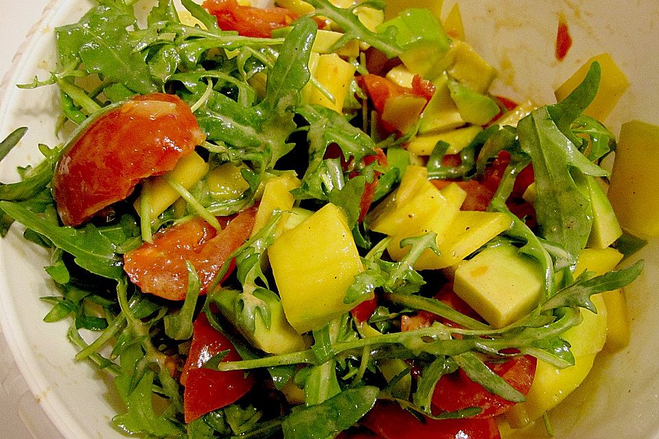 Mango-Avocado-Salat mit Hühnerstreifen, Rucola und Tomaten