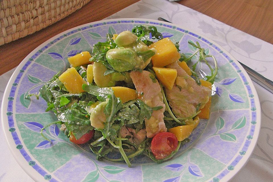 Mango-Avocado-Salat mit Hühnerstreifen, Rucola und Tomaten