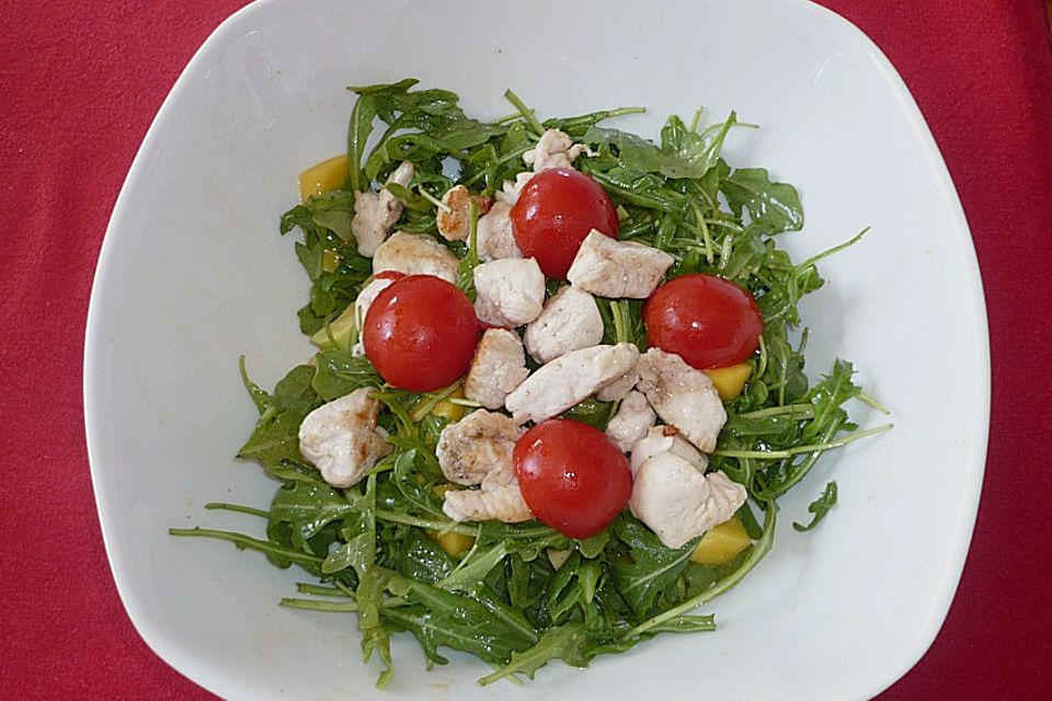 Mango-Avocado-Salat mit Hühnerstreifen, Rucola und Tomaten