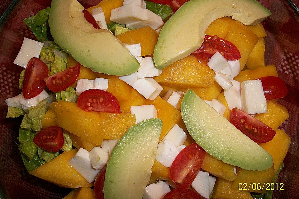 Mango-Avocado-Salat mit Hühnerstreifen, Rucola und Tomaten