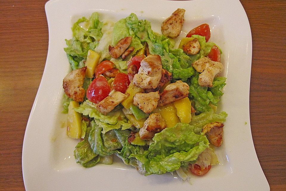 Mango-Avocado-Salat mit Hühnerstreifen, Rucola und Tomaten