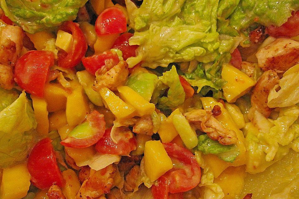 Mango-Avocado-Salat mit Hühnerstreifen, Rucola und Tomaten