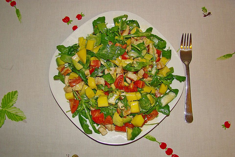 Mango-Avocado-Salat mit Hühnerstreifen, Rucola und Tomaten