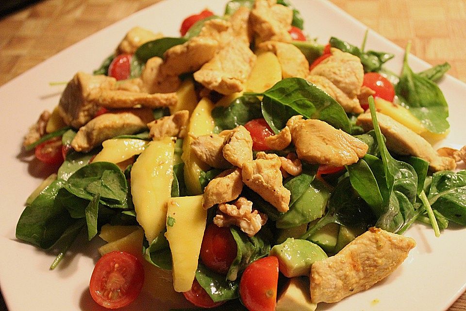 Mango-Avocado-Salat mit Hühnerstreifen, Rucola und Tomaten