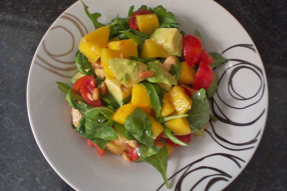 Mango-Avocado-Salat mit Hühnerstreifen, Rucola und Tomaten