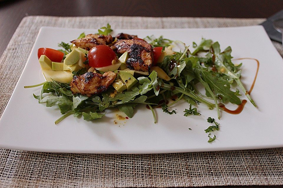 Mango-Avocado-Salat mit Hühnerstreifen, Rucola und Tomaten