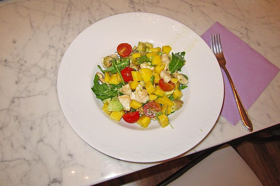 Mango-Avocado-Salat mit Hühnerstreifen, Rucola und Tomaten