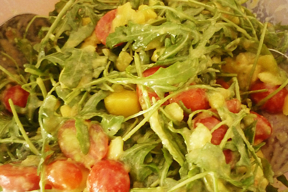 Mango-Avocado-Salat mit Hühnerstreifen, Rucola und Tomaten