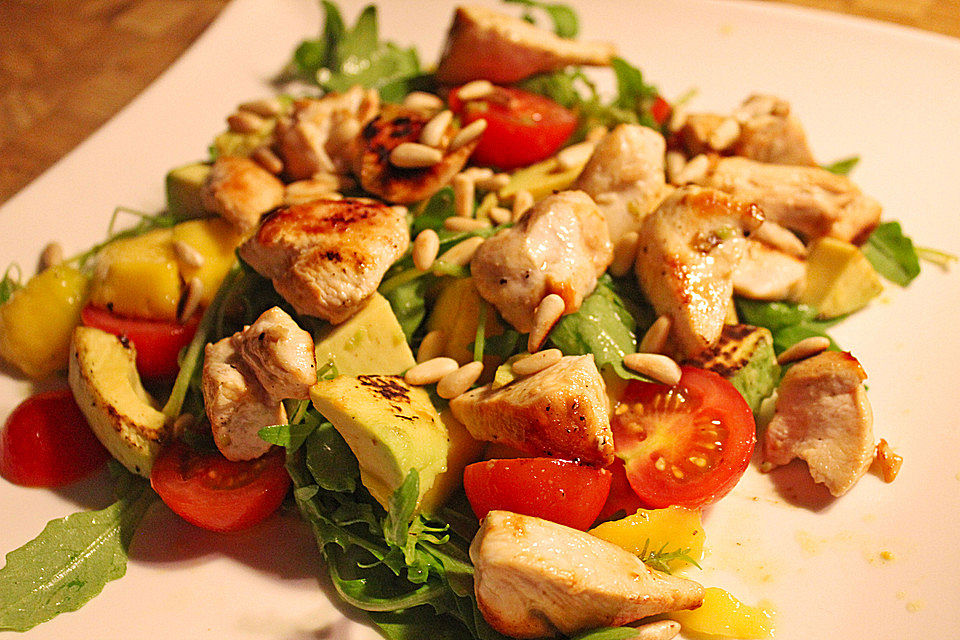 Mango-Avocado-Salat mit Hühnerstreifen, Rucola und Tomaten