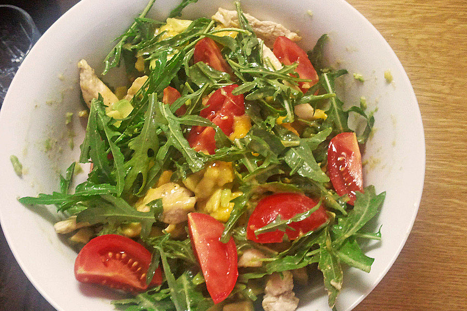 Mango-Avocado-Salat mit Hühnerstreifen, Rucola und Tomaten