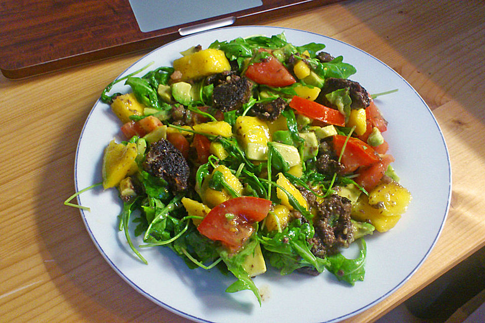 Mango-Avocado-Salat mit Hühnerstreifen, Rucola und Tomaten