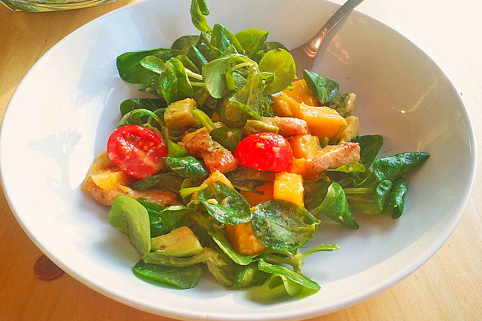 Mango-Avocado-Salat mit Hühnerstreifen, Rucola und Tomaten