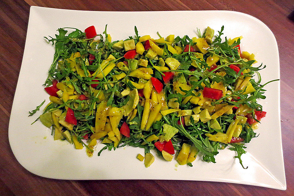 Mango-Avocado-Salat mit Hühnerstreifen, Rucola und Tomaten