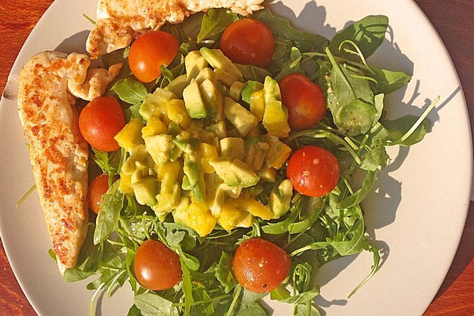 Mango-Avocado-Salat mit Hühnerstreifen, Rucola und Tomaten