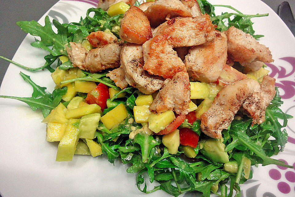 Mango-Avocado-Salat mit Hühnerstreifen, Rucola und Tomaten