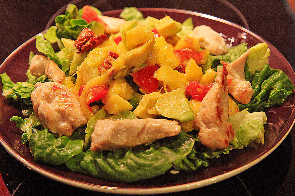 Mango-Avocado-Salat mit Hühnerstreifen, Rucola und Tomaten