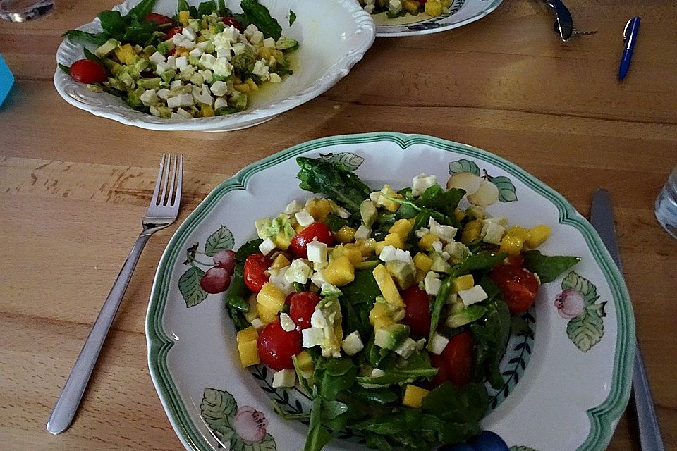 Mango-Avocado-Salat mit Hühnerstreifen, Rucola und Tomaten