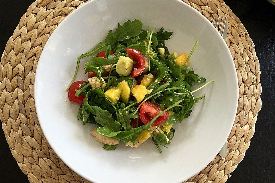 Mango-Avocado-Salat mit Hühnerstreifen, Rucola und Tomaten