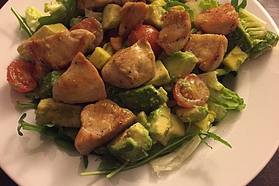 Mango-Avocado-Salat mit Hühnerstreifen, Rucola und Tomaten