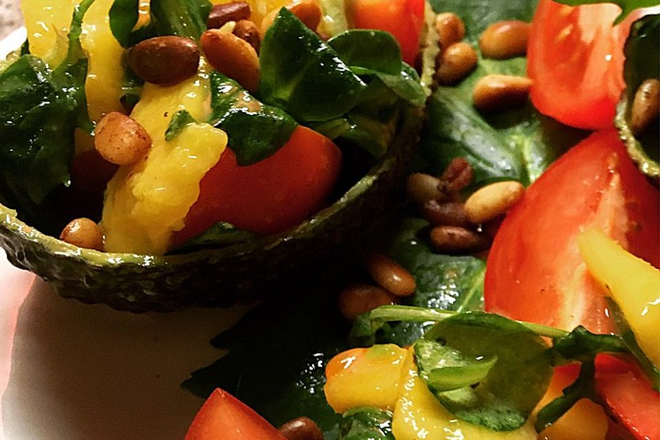 Mango-Avocado-Salat mit Hühnerstreifen, Rucola und Tomaten