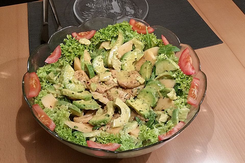 Mango-Avocado-Salat mit Hühnerstreifen, Rucola und Tomaten