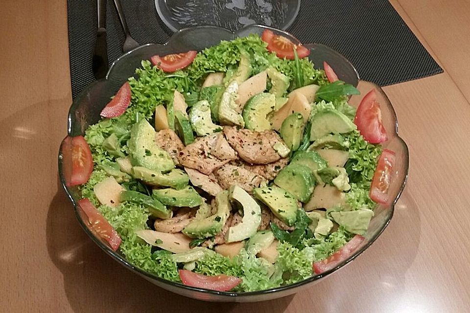 Mango-Avocado-Salat mit Hühnerstreifen, Rucola und Tomaten