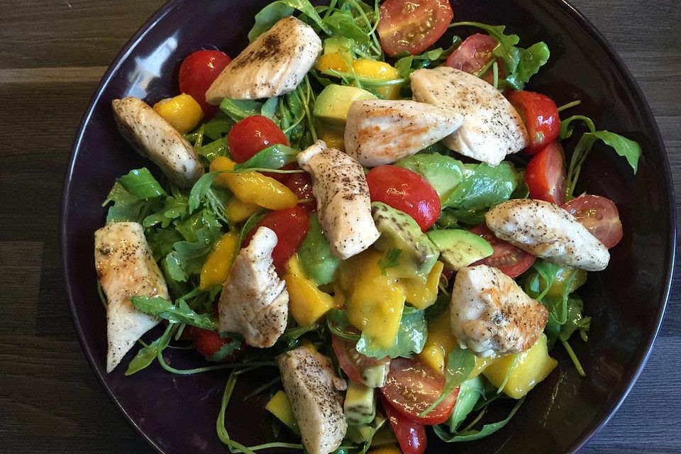 Mango-Avocado-Salat mit Hühnerstreifen, Rucola und Tomaten