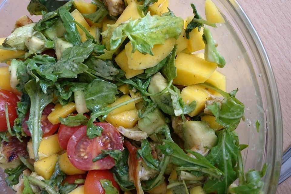 Mango-Avocado-Salat mit Hühnerstreifen, Rucola und Tomaten