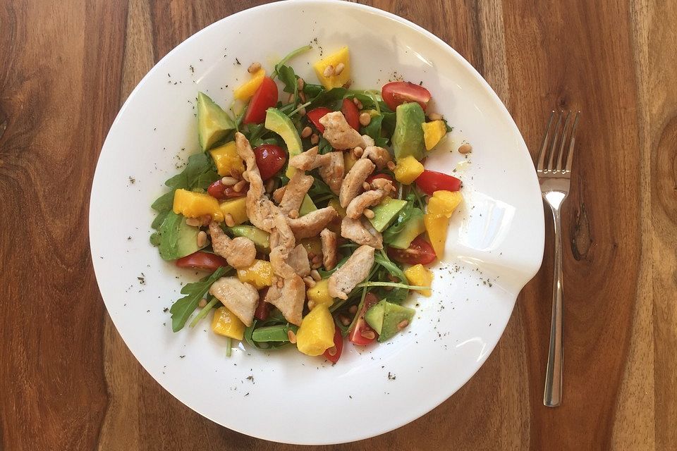 Mango-Avocado-Salat mit Hühnerstreifen, Rucola und Tomaten