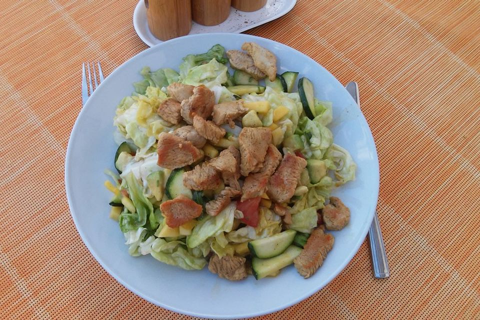 Mango-Avocado-Salat mit Hühnerstreifen, Rucola und Tomaten