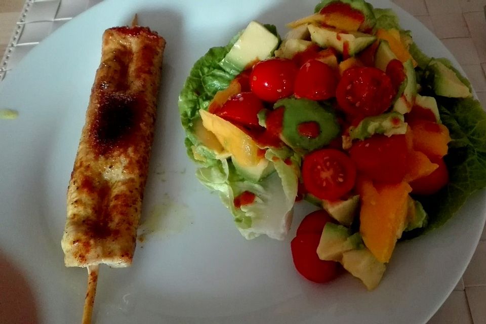 Mango-Avocado-Salat mit Hühnerstreifen, Rucola und Tomaten