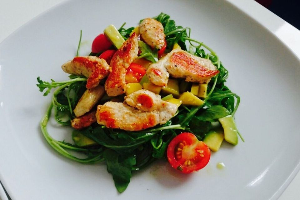 Mango-Avocado-Salat mit Hühnerstreifen, Rucola und Tomaten