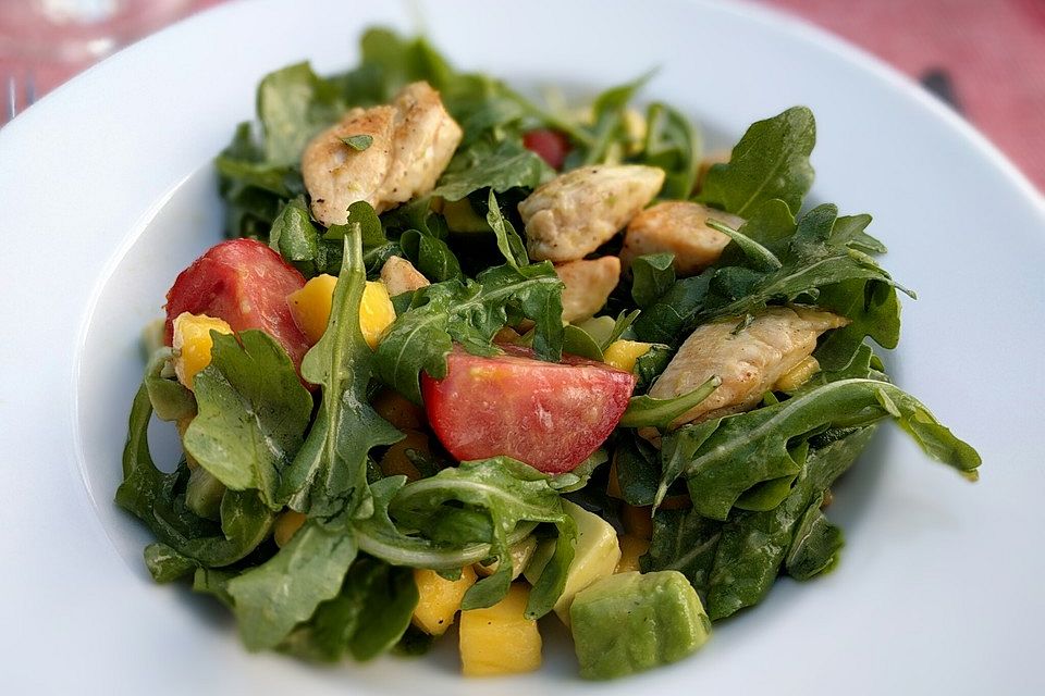 Mango-Avocado-Salat mit Hühnerstreifen, Rucola und Tomaten