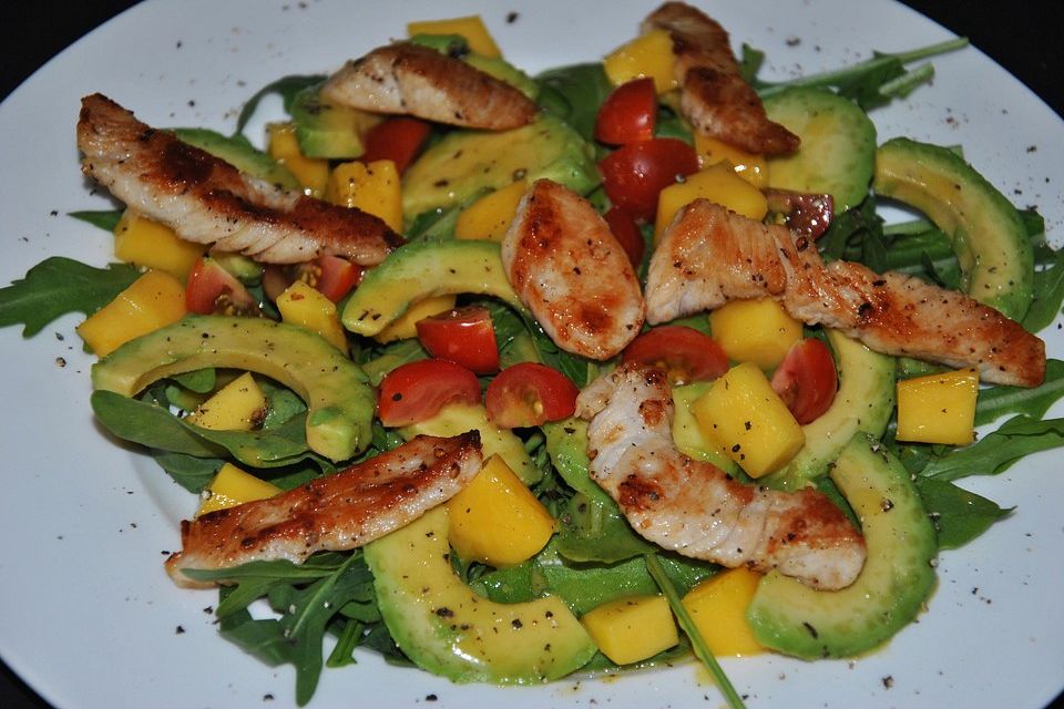 Mango-Avocado-Salat mit Hühnerstreifen, Rucola und Tomaten