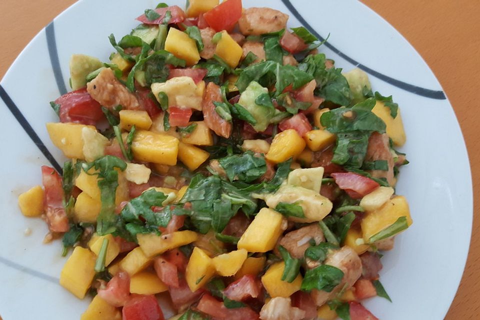 Mango-Avocado-Salat mit Hühnerstreifen, Rucola und Tomaten