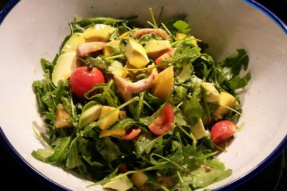 Mango-Avocado-Salat mit Hühnerstreifen, Rucola und Tomaten