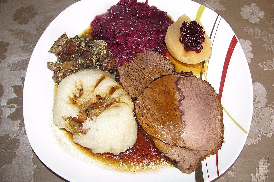 Elchbraten, gebeizt - mit gefüllten Birnen und Steinpilzen