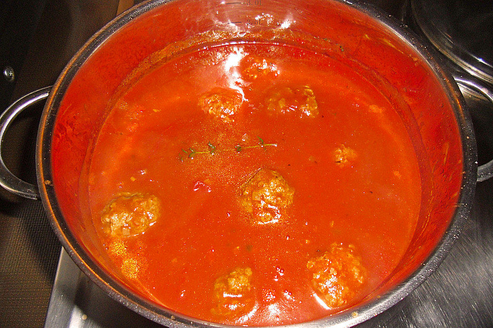 Feurige Tomatensuppe mit Hackbällchen