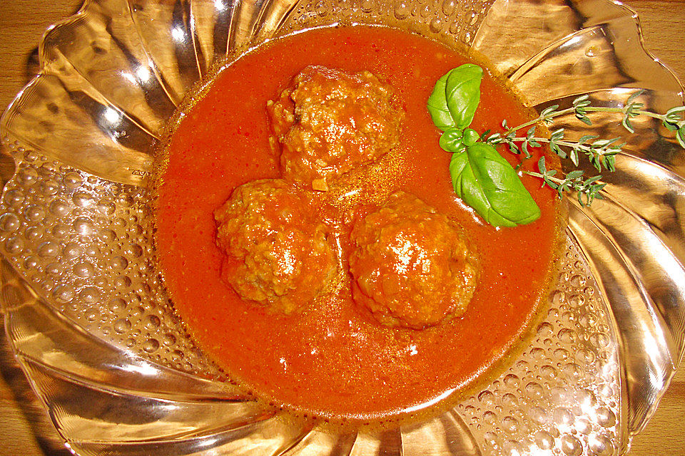 Feurige Tomatensuppe mit Hackbällchen