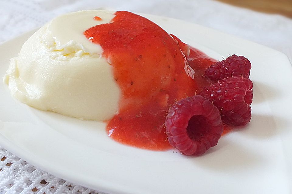 Panna cotta mit Himbeeren