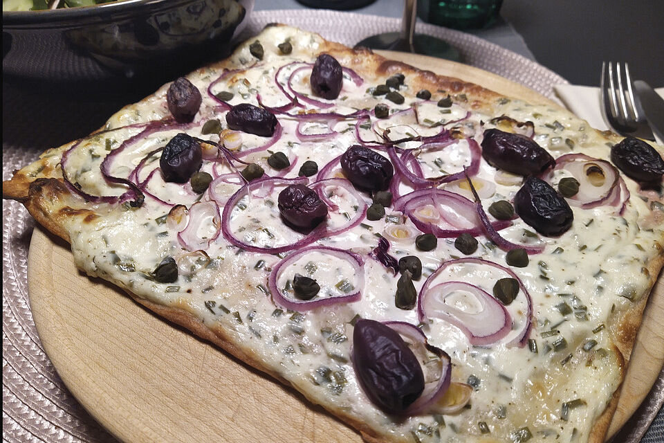 Flammkuchen vegetarisch mit Kapern und Oliven