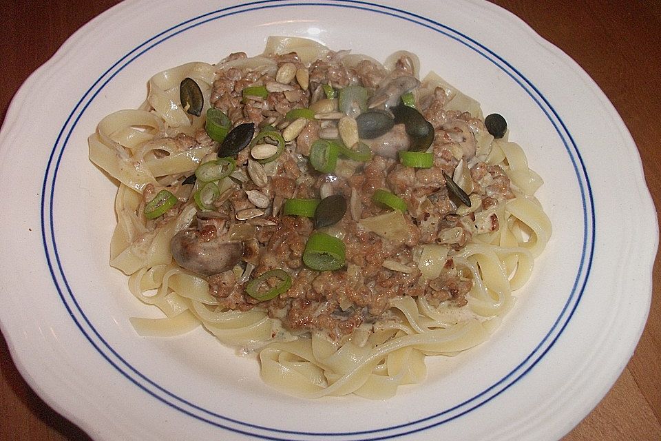 Tagliatelle mit Hackfleisch und Champignons in Blauschimmelkäsesauce