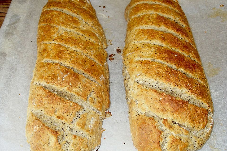 Gesundes und leichtes Weizenbrot mit Haferflocken und Mohn