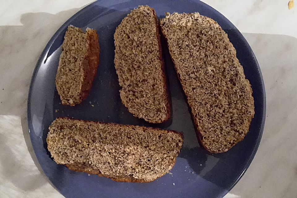 Gesundes und leichtes Weizenbrot mit Haferflocken und Mohn