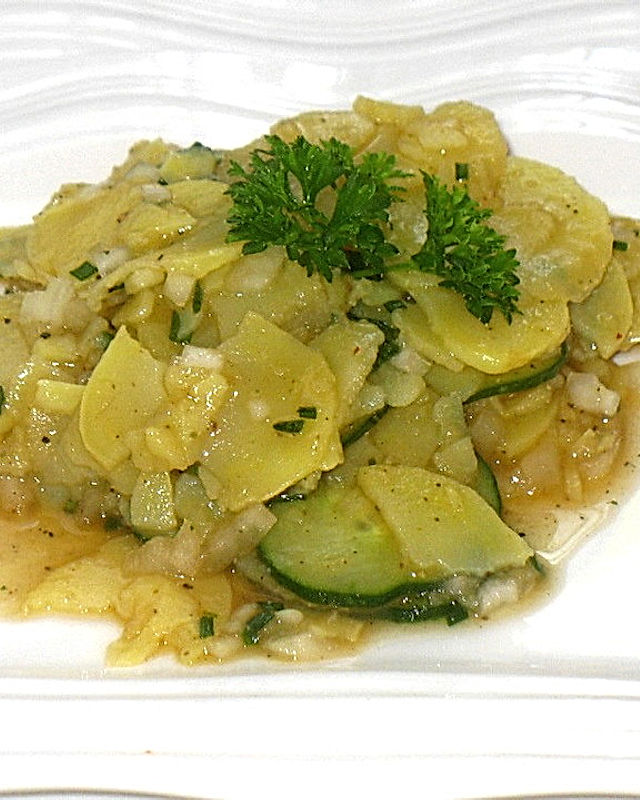 Lauwarmer Kartoffel - Gurkensalat