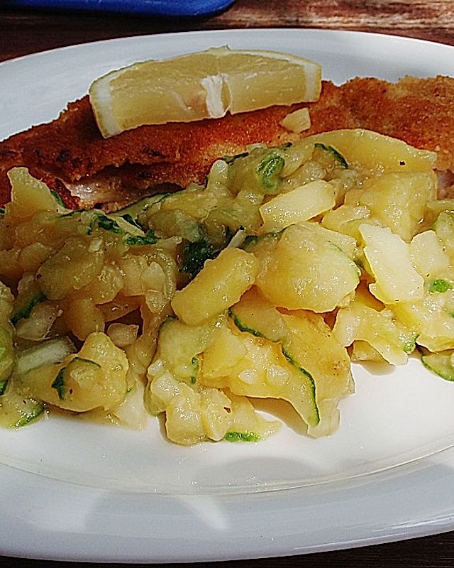 Lauwarmer Kartoffel - Gurkensalat